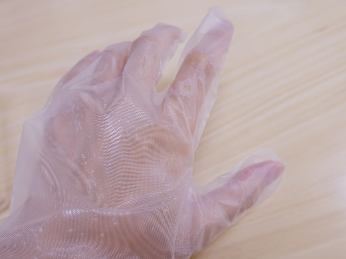 しっかり手を洗ったあと、ビニールの手袋をはめます（なお、カメラなどを持つ場合はその度に手袋を外します）