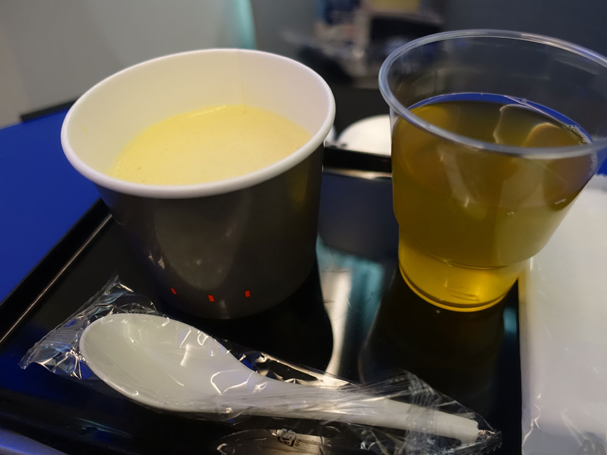 飛行機内のコーンスープ